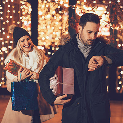 Woman-and-man-doing-late-night-Christmas-shopping